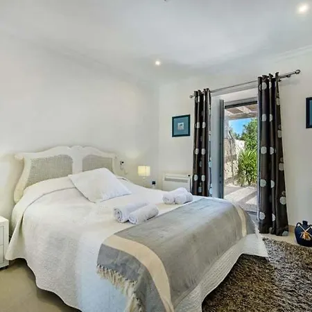 فيلة Almancil Sleeps 10 Pool Wifi T693752 *